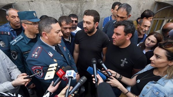 Начальник Дорожной полиции Армении Егор Карапетян встретился с заблокировавшими улицу Абовяна таксистами (3 мая 2019). Еревaн - Sputnik Արմենիա
