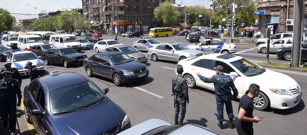 Водители такси разблокировали улицу Абовяна (3 мая 2019). Еревaн Водители такси разблокировали улицу Абовяна (3 мая 2019). Еревaн - Sputnik Արմենիա