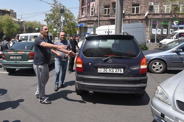 Երթևեկությունը կարգավորվում է. ՃՈ պետը զրուցեց բողոքի ակցիայի ելած տաքսու վարորդների հետ - Sputnik Արմենիա