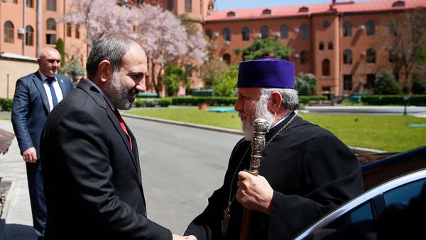 Премьер-министр Никол Пашинян и Католикос Гарегин второй перед началом первой встречи рабочей группы по вопросом взаимоотношений Республики Армения и Армянской Апостольской церкви (3 мая 2019). Еревaн - Sputnik Արմենիա