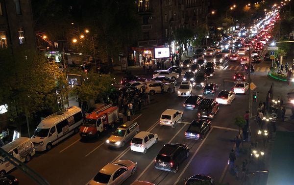 Дорожно-транспортное происшествие на перекрестке улиц Амиряна и Закяна (3 мая 2019). Еревaн Дорожно-транспортное происшествие на перекрестке улиц Амиряна и Закяна (3 мая 2019). Еревaн - Sputnik Армения