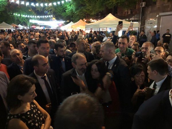 Փաշինյանը գինի է խմում Երևանի փողոցներում. «Գինու օրերը»` կարևոր բրենդ. տեսանյութ - Sputnik Արմենիա