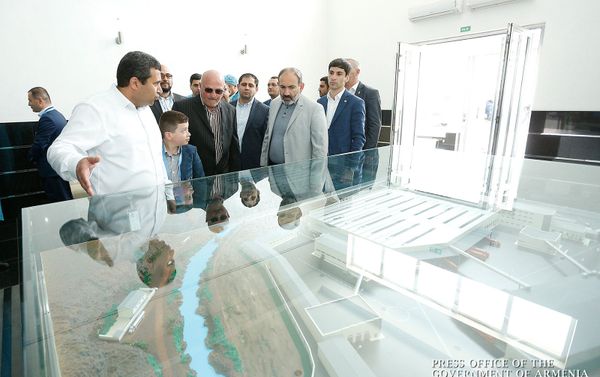 Նիկոլ Փաշինյանն «Արարատ Գրուպ» ջրերի գործարանում - Sputnik Արմենիա