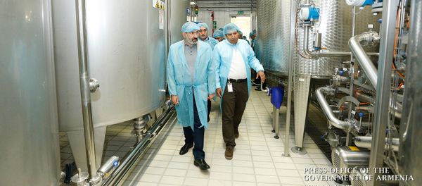 Премьер-министр Никол Пашинян посетил завод компании Арарат Груп (4 мая 2019). Арарат - Sputnik Արմենիա