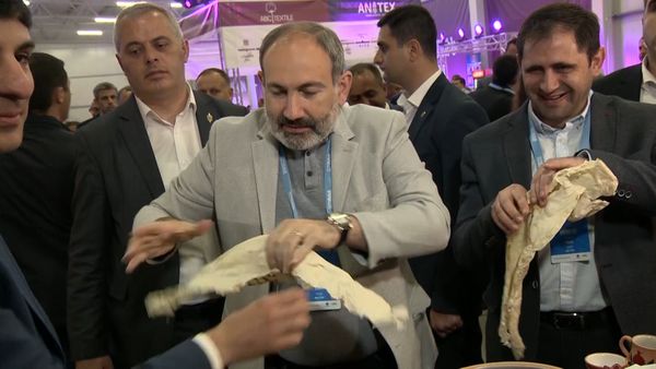 Никол Пашинян попробовал армянскую продукцию на выставке в Араратской области - Sputnik Армения