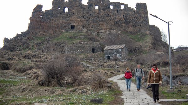 Туристы у крепости Амберд - Sputnik Արմենիա