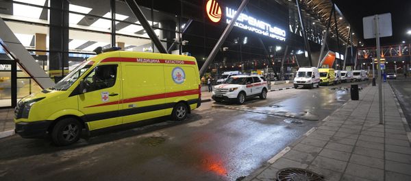 Автомобили скорой помощи в аэропорту Шереметьево, где самолет рейса Москва - Мурманск был вынужден вернуться в аэропорт из-за возгорания на борту (5 мая 2019). Москвa - Sputnik Արմենիա