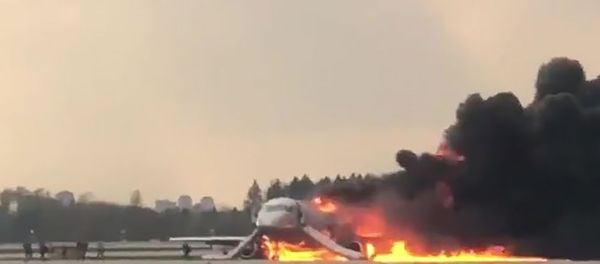 Самолет авиакомпании Аэрофлот Superjet 100, вернувшийся во время рейса Москва - Мурманск в аэропорт Шереметьево из-за возгорания на борту (5 мая 2019). Москвa Самолет авиакомпании Аэрофлот Superjet 100, вернувшийся во время рейса Москва - Мурманск в аэропорт Шереметьево из-за возгорания на борту (5 мая 2019). Москвa - Sputnik Армения