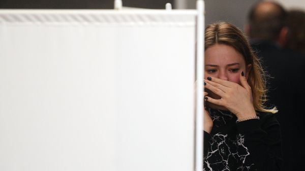 Девушка возле комнаты психологической помощи, организованной для родственников и пассажиров самолета, следовавшего рейсом Москва - Мурманск (6 мая 2019). Москвa Девушка возле комнаты психологической помощи, организованной для родственников и пассажиров самолета, следовавшего рейсом Москва - Мурманск (6 мая 2019). Москвa - Sputnik Армения