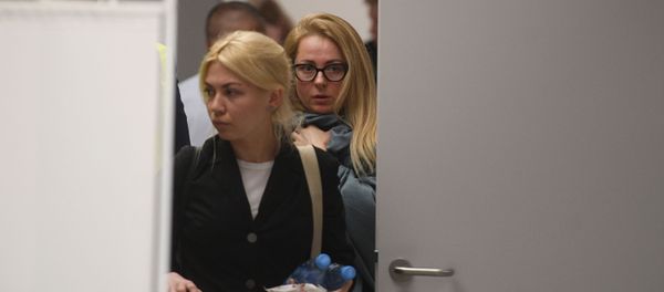 Люди возле комнаты психологической помощи, организованной для родственников и пассажиров самолета, следовавшего рейсом Москва - Мурманск (6 мая 2019). Москвa Люди возле комнаты психологической помощи, организованной для родственников и пассажиров самолета, следовавшего рейсом Москва - Мурманск (6 мая 2019). Москвa - Sputnik Արմենիա