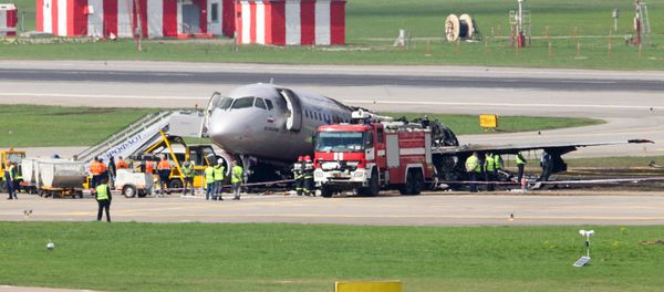 Самолет Sukhoi Superjet 100 авиакомпании «Аэрофлот» после ликвидации возгорания в аэропорту Шереметьево (6 мая 2019). Москвa - Sputnik Արմենիա
