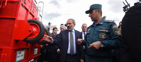 Премьер-министр Никол Пашинян во время церемония передачи спасательной техники МЧС Армении от правительства Японии (6 мая 2019). Еревaн - Sputnik Армения