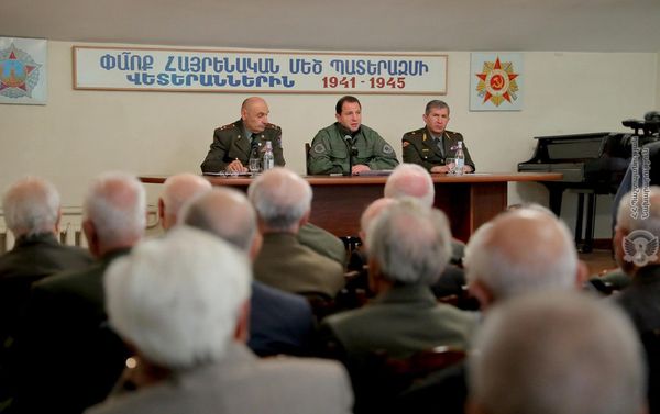 Министр обороны Давид Тоноян посетил Союз ветеранов Армении (7 мая 2019). Еревaн Министр обороны Давид Тоноян посетил Союз ветеранов Армении (7 мая 2019). Еревaн - Sputnik Армения