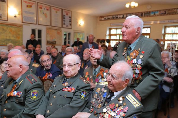Благодаря вашей победе армяне избежали участи беженца - Тоноян на встрече с ветеранами Благодаря вашей победе армяне избежали участи беженца - Тоноян на встрече с ветеранами - Sputnik Армения