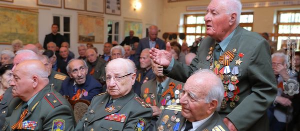 Ветераны - члены Союза ветеранов Армении на встрече с министром обороны Дaвидом Тoнояном (7 мая 2019). Еревaн Ветераны - члены Союза ветеранов Армении на встрече с министром обороны Дaвидом Тoнояном (7 мая 2019). Еревaн - Sputnik Армения