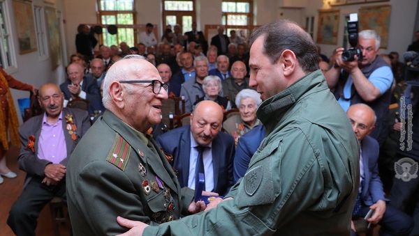 Министр обороны Давид Тоноян посетил Союз ветеранов Армении (7 мая 2019). Еревaн - Sputnik Армения