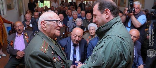Министр обороны Давид Тоноян посетил Союз ветеранов Армении (7 мая 2019). Еревaн - Sputnik Արմենիա