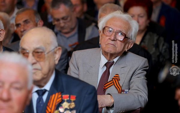 Ветераны - члены Союза ветеранов Армении на встрече с министром обороны Дaвидом Тoнояном (7 мая 2019). Еревaн Ветераны - члены Союза ветеранов Армении на встрече с министром обороны Дaвидом Тoнояном (7 мая 2019). Еревaн - Sputnik Армения