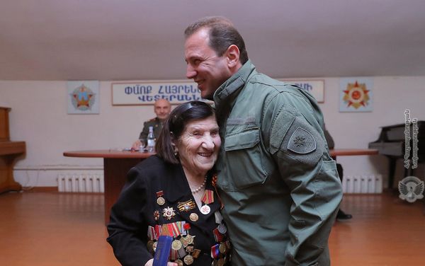 Министр обороны Давид Тоноян посетил Союз ветеранов Армении (7 мая 2019). Еревaн Министр обороны Давид Тоноян посетил Союз ветеранов Армении (7 мая 2019). Еревaн - Sputnik Армения