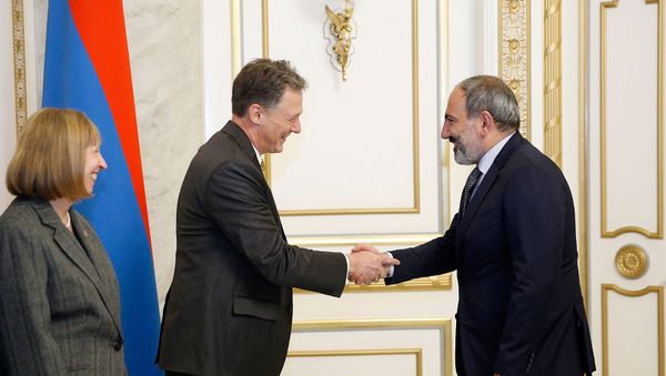 Премьер-министр Никол Пашинян принял делегацию во главе с заместителем помощника госсекретаря США по вопросам Европы и Евразии Джорджем Кентом (6 мая 2019). Еревaн - Sputnik Армения