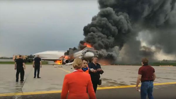 Кадр из видео сгоревшего сомолета SSJ 100 в аэропорту Шереметьево Кадр из видео сгоревшего сомолета SSJ 100 в аэропорту Шереметьево - Sputnik Армения