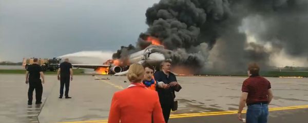 Кадр из видео сгоревшего сомолета SSJ 100 в аэропорту Шереметьево - Sputnik Армения