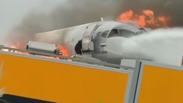 Вынес на руках товарища: пилот горящего в Шереметьево самолета вернулся в кабину - видео - Sputnik Армения