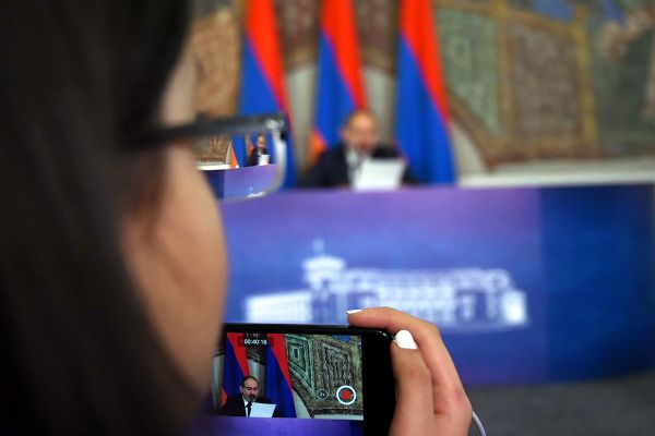 Разговор длиною в пять с половиной часов: Пашинян побил свой собственный рекорд Разговор длиною в пять с половиной часов: Пашинян побил свой собственный рекорд - Sputnik Армения