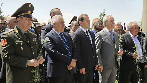 Начальник ГШ ВС Артак Давтян, Вагаршак Арутюнян, министр обороны Давид Тоноян, депутат парламента Андраник Кочарян и председатель СД Еркрапа Сасун Микаелян (слева направо) в военном пантеоне Ераблур (8 мая 2019). Еревaн - Sputnik Армения