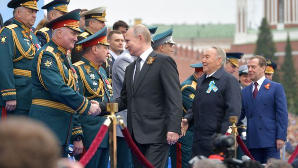Президент России Владимир Путин, глава Совета безопасности Казахстана Нурсултан Назарбаев и председатель правительства России Дмитрий Медведев перед началом военного парада в ознаменование 74-й годовщины Победы в Великой Отечественной войне (9 мая 2019). Моква Президент России Владимир Путин, глава Совета безопасности Казахстана Нурсултан Назарбаев и председатель правительства России Дмитрий Медведев перед началом военного парада в ознаменование 74-й годовщины Победы в Великой Отечественной войне (9 мая 2019). Моква - Sputnik Армения