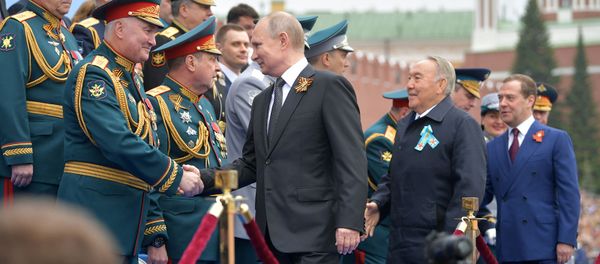 Президент России Владимир Путин, глава Совета безопасности Казахстана Нурсултан Назарбаев и председатель правительства России Дмитрий Медведев перед началом военного парада в ознаменование 74-й годовщины Победы в Великой Отечественной войне (9 мая 2019). Моква - Sputnik Армения