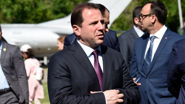 Министр обороны Давид Тоноян у могилы Неизвестного солдата в парке Победы (9 мая 2019). Еревaн - Sputnik Արմենիա