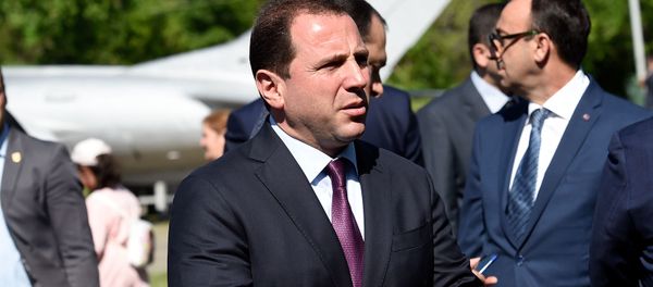 Министр обороны Давид Тоноян у могилы Неизвестного солдата в парке Победы (9 мая 2019). Еревaн - Sputnik Արմենիա