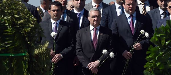 Члены правительства Армении у могилы Неизвестного солдата в парке Победы (9 мая 2019). Еревaн - Sputnik Արմենիա