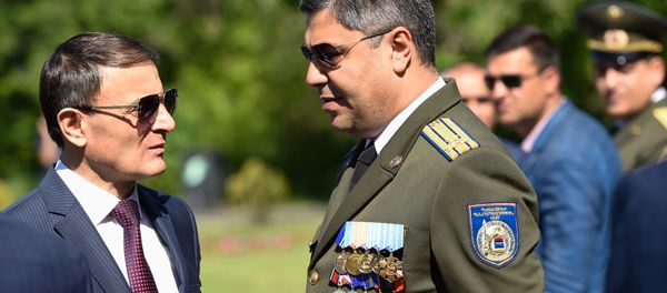 Начальник полиции Валерий Осипян и директор СНБ Артур Ванецян перед началом празднования дня Победы (9 мая 2019). Еревaн - Sputnik Армения