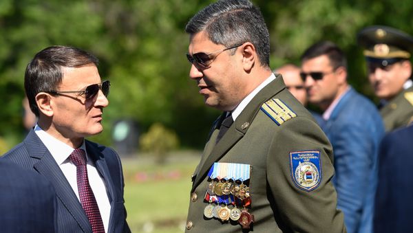 Начальник полиции Валерий Осипян и директор СНБ Артур Ванецян перед началом празднования дня Победы (9 мая 2019). Еревaн - Sputnik Армения