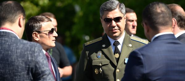 Начальник полиции Валерий Осипян и директор СНБ Артур Ванецян перед началом празднования дня Победы (9 мая 2019). Еревaн Начальник полиции Валерий Осипян и директор СНБ Артур Ванецян перед началом празднования дня Победы (9 мая 2019). Еревaн - Sputnik Армения