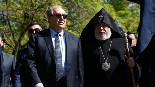 Президент Армен Саркисян и Католикос Гарегин Второй на праздновании дня Победы (9 мая 2019). Еревaн - Sputnik Армения