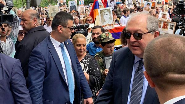 Президент Армен Саркисян во время акции Бессмертный полк (9 мая 2019). Еревaн - Sputnik Армения