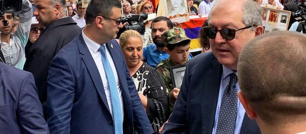 Президент Армен Саркисян во время акции Бессмертный полк (9 мая 2019). Еревaн Президент Армен Саркисян во время акции Бессмертный полк (9 мая 2019). Еревaн - Sputnik Армения