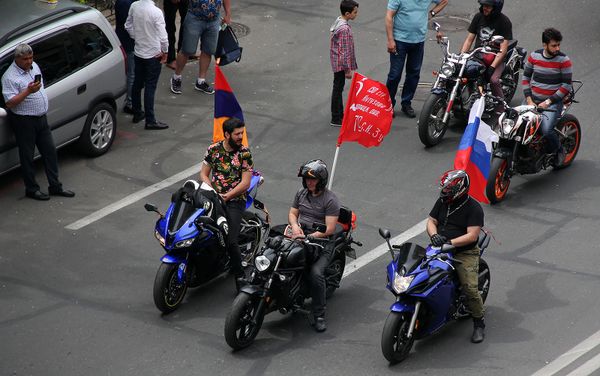 Байкеры со знаменем Победы и флагами Армении и России на акции Бессмертный полк (9 мая 2019). Еревaн Байкеры со знаменем Победы и флагами Армении и России на акции Бессмертный полк (9 мая 2019). Еревaн - Sputnik Армения