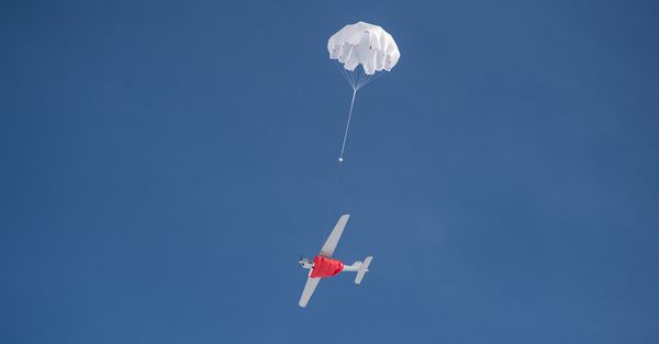 Орлан-10 открыл парашют. Беспилотник приземляется Орлан-10 открыл парашют. Беспилотник приземляется - Sputnik Армения