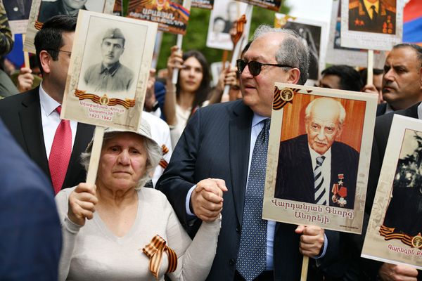 Марш Бессмертного полка в Ереване: у президента в руках портрет легендарного разведчика Марш Бессмертного полка в Ереване: у президента в руках портрет легендарного разведчика - Sputnik Армения