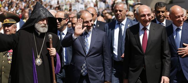 Премьер-министр Армении Никол Пашинян принял участие в праздничных мероприятиях в Карабахе (9 мая 2019). Степанакерт - Sputnik Армения