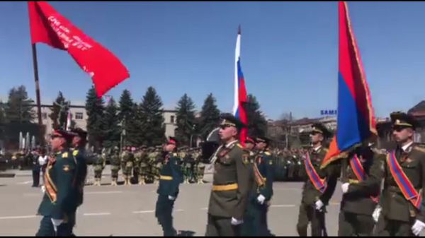 День Победы для нас священен: генерал-майор Тигран Парванян на параде в Гюмри - Sputnik Армения