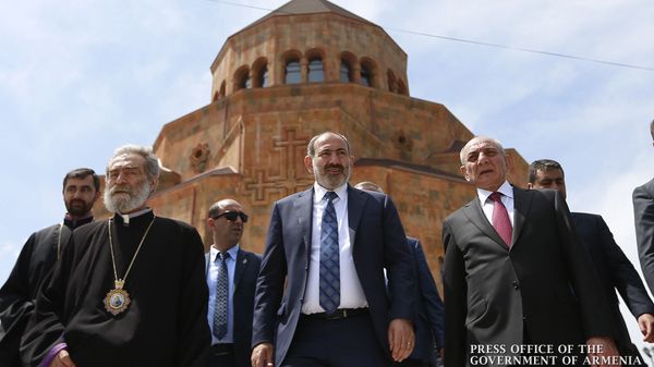 Премьер-министр Армении Никол Пашинян принял участие в праздничных мероприятиях в Карабахе (9 мая 2019). Степанакерт - Sputnik Армения