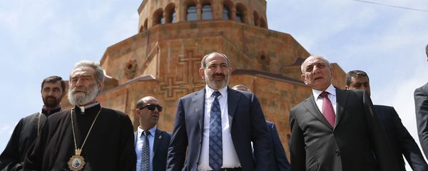 Премьер-министр Армении Никол Пашинян принял участие в праздничных мероприятиях в Карабахе (9 мая 2019). Степанакерт - Sputnik Արմենիա
