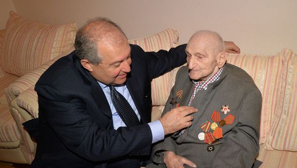 Президент Армен Саркисян посетил 99-летнего ветерана Микита Амиряна (9 мая 2019). Еревaн Президент Армен Саркисян посетил 99-летнего ветерана Микита Амиряна (9 мая 2019). Еревaн - Sputnik Արմենիա