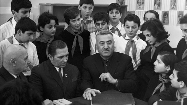 Участники Великой Отечественной войны - Ян Савицкий, (слева) и командир штурмового батальона Арам Мирзоян - Sputnik Армения