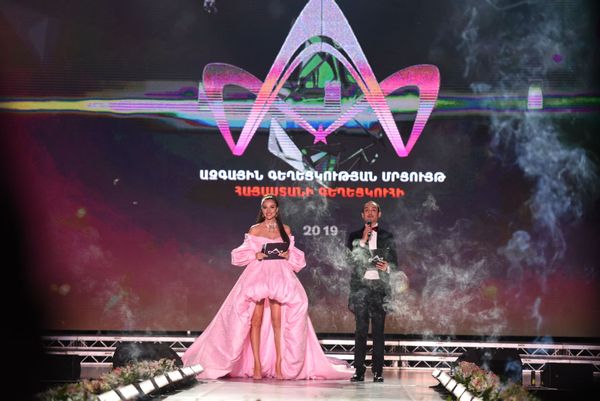 «Միսս Հայաստան 2019»–ի հանդիսավարներ Լուսինե Թովմասյան և Ավո Խալաթյան - Sputnik Արմենիա